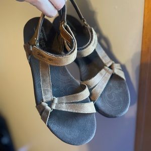 Skechers Women’s Size 8.5 brown strap sandals